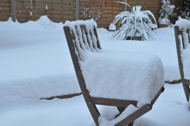 istock Snow covered garden seat in Surrey. 1483298009