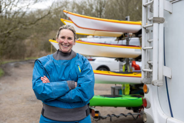 나는 야외 추구를 좋아합니다 - women kayaking life jacket kayak 뉴스 사진 이미지