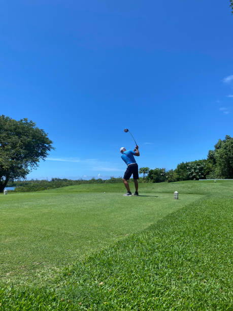 un golfeur professionnel renversé par un chauffeur sur un terrain de golf - golf golf swing sunset golf course photos et images de collection