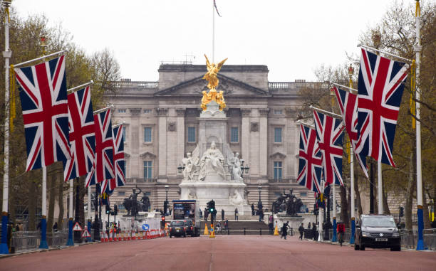 buckingham palace et the mall bordés de drapeaux union jack, londres, royaume-uni - whitehall street downing street city of westminster uk photos et images de collection