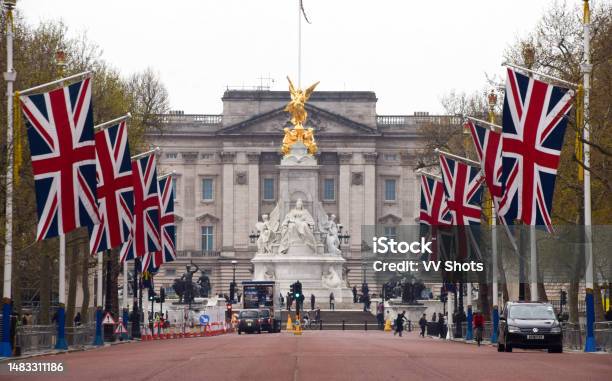 Photo libre de droit de Buckingham Palace Et The Mall Bordés De Drapeaux Union Jack Londres Royaumeuni banque d'images et plus d'images libres de droit de Couronnement