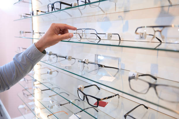 istock Unrecognized person is getting the stylish optician frame in the store 1483314336