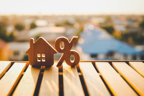 percentage and house sign symbol icon wooden on wood table. concepts of home interest, real estate, investing in inflation. - taxa de câmbio imagens e fotografias de stock