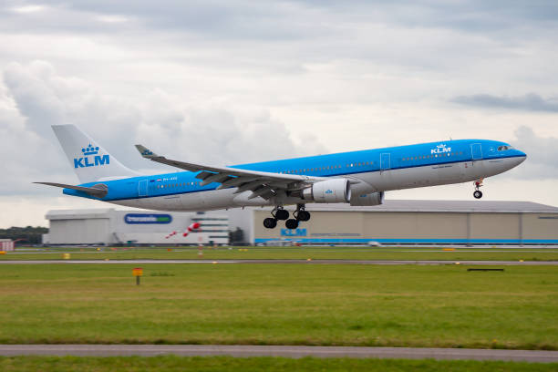 пассажирский самолет klm в аэропорту. расписание полетов. авиация и авиация. воздушный транспорт. глобальные международные перевозки. л�етай� - airbus a330 стоковые фото и изображения