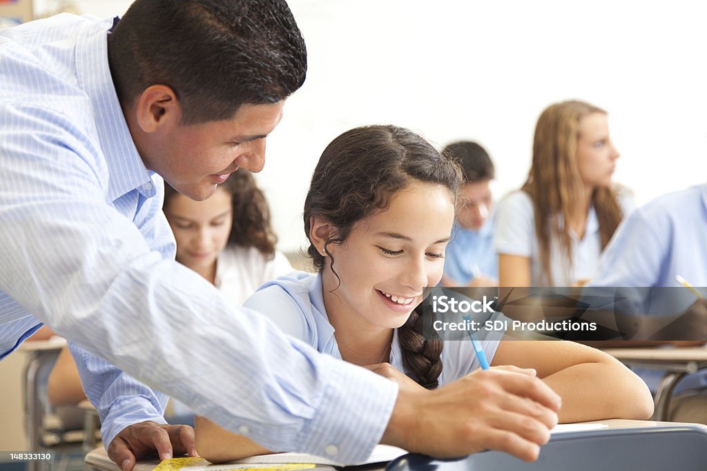 고등학교 여자아이 클래스 수용적 도움말 그녀의 선생님을 - 로열티 프리 교사-교육 관련 직업 스톡 사진