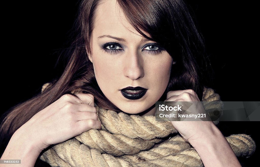 Ciemny Portret Kaukaski brunette - Zbiór zdjęć royalty-free (Brązowe włosy)
