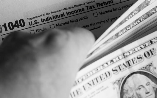 White DEFAULT inscription against the background of the US flag and falling stock charts