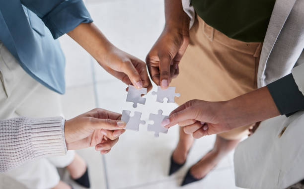 draufsicht, puzzle und hände mit geschäft, partnerschaft oder planung für neue projekte, teamarbeit oder mitarbeiter. team, gruppe oder puzzle mit zusammenarbeit für innovation, karriereerfolg oder gemeinsames brainstorming - dedication stock-fotos und bilder