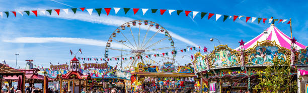 paseo de feria en augsburgo - ferris wheel carnival amusement park wheel fotografías e imágenes de stock