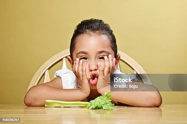 Kleines Mädchen Und Ihr Gesunden Snack Stockfoto und mehr Bilder von Das Leben zu Hause - Das Leben zu Hause, Ein Mädchen allein, Eine Person