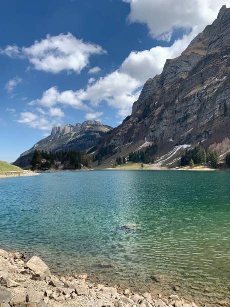 lac dans les montagnes - swaziland photos et images de collection