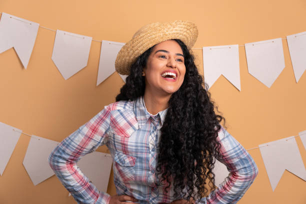 festa junina에 행복한 아프리카 브라질 여성: 스튜디오 촬영에서 브라질에서 파티. 초상화, 실제 사람들의 개념. - only women studio shot cheerful brown hair 뉴스 사진 이미지
