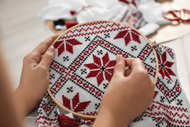 フープにカラフルな糸で白いシャツを刺繍する女性、接写。ウクライナの国民服 - embroidery sewing needle craft ストックフォトと画像