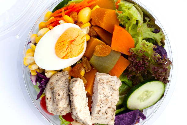 istock Salad with meat and vegetables in plastic package box 1483395121