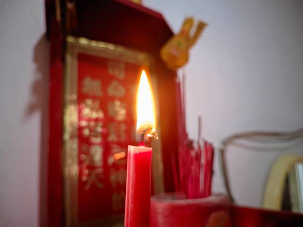 крупный план пламени красной свечи на конфуцианском молитвенном алтаре - confucian стоковые фото и изображения