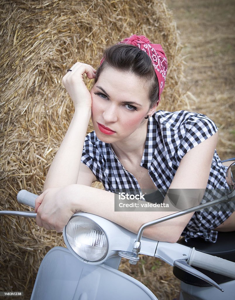 Aburrido rockabilly girl por vespa scooter - Foto de stock de 1950-1959 libre de derechos