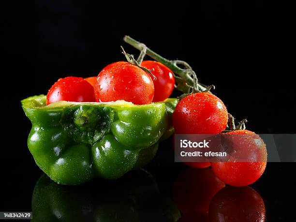 Photo libre de droit de Poivron Vert Tomates Cerises banque d'images et plus d'images libres de droit de Aliment - Aliment, Aliment cru, Aliments et boissons