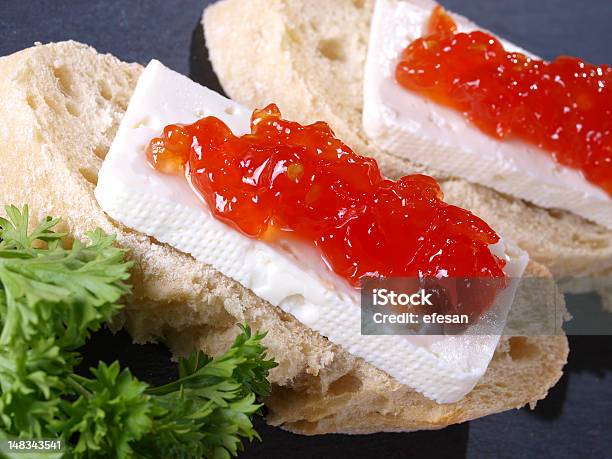 Formaggio Fresco Di Pomodoro Marmellata Tapas - Fotografie stock e altre immagini di Alimentazione sana - Alimentazione sana, Antipasto, Ardesia