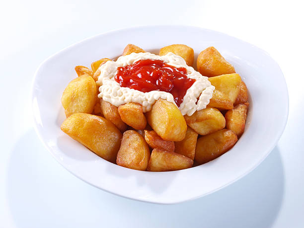Patatas Bravas – Hot spicy fried potatoes “Patatas Bravas”,  Fried potatoes served with mayonnaise and a hot spicy sauce. Spanish Tapa. “Tapas” are typical spanish appetizer. patatas bravas stock pictures, royalty-free photos & images