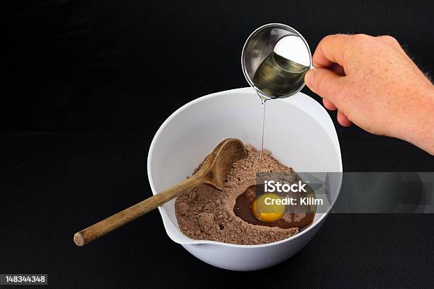 Preparar Un Brownie Masa Foto de stock y más banco de imágenes de Aceite para cocinar - Aceite para cocinar, Alimento, Blanco - Color