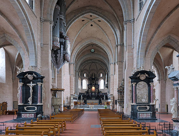 interior de la catedral de trier, alemania - trierer dom fotografías e imágenes de stock