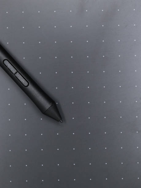 черный цифровой стилус с сенсорным пером на планшете для рисования - digital tablet digitized pen laptop black стоковые фото и изображения