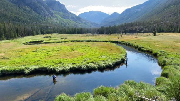 フライフィッシング - fly fishing fishing river fisherman ストックフォトと画像