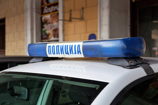 sirene des serbischen polizeiautos - serbia stock-fotos und bilder