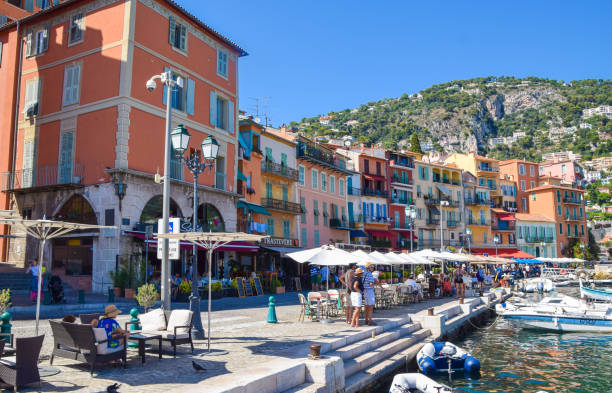 marina e centro storico, villefranche-sur-mer, francia - city of nice restaurant france french riviera foto e immagini stock