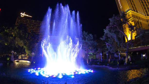 pokaz wynn fountain nocą w las vegas - wynn las vegas encore las vegas building exterior built structure zdjęcia i obrazy z banku zdjęć