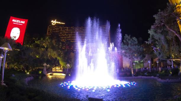 pokaz wynn fountain nocą w las vegas - wynn las vegas encore las vegas building exterior built structure zdjęcia i obrazy z banku zdjęć