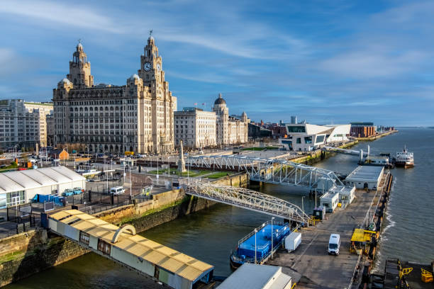 liverpool waterfront i trzy gracje - liverpool royal liver building uk built structure zdjęcia i obrazy z banku zdjęć