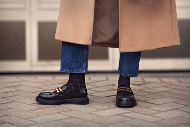 gambe femminili ravvicinate in jeans, eleganti mocassini neri scarpe e calze, moda street style - single lane road foto e immagini stock