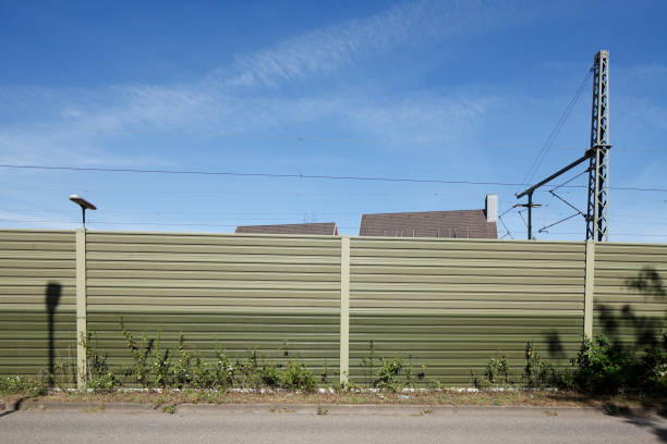 鉄道線路の防音壁、オスターホルツ-シャルムベック、ニーダーザクセン州、ドイツ - osterholz ストックフォトと画像