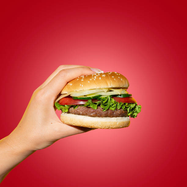 świeżo zrobiony burger z roztopionym serem, cebulą, pomidorami i nadzieniem z sałaty. dopasować się do twojej koncepcji żywności. - cheeseburger zdjęcia i obrazy z banku zdjęć