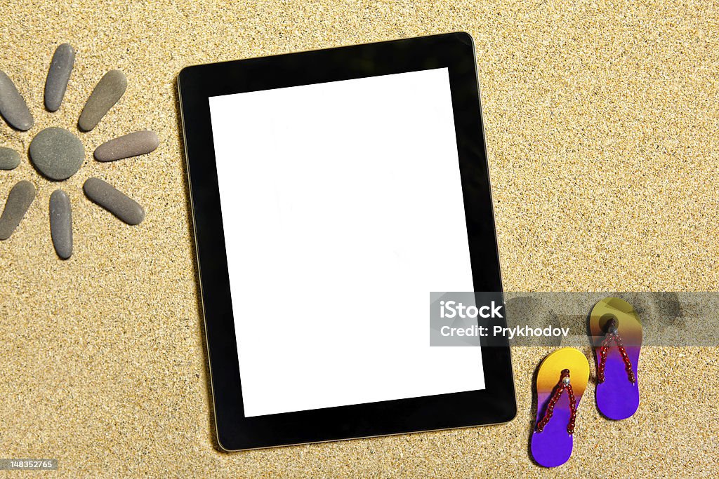Планшет лежа на песке - Стоковые фото Без людей роялти-фри