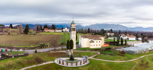 vista dall'alto di un paesaggio tipico delle colline friulane. - temple mound foto e immagini stock