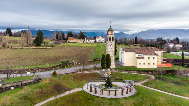 vista dall'alto di un paesaggio tipico delle colline friulane. - temple mound foto e immagini stock