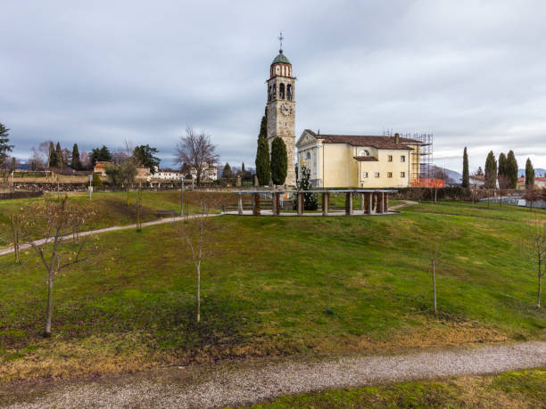 vista dall'alto di un paesaggio tipico delle colline friulane. - temple mound foto e immagini stock