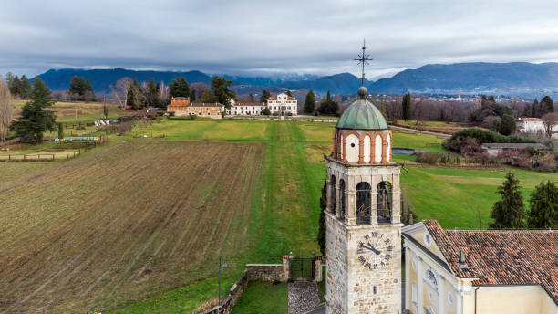 vista dall'alto di un paesaggio tipico delle colline friulane. - temple mound foto e immagini stock