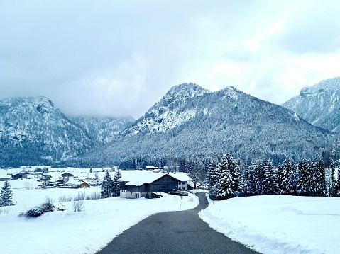 Bergstraße in den Alpen im Winter