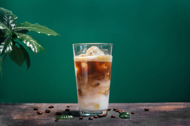 グラスに入ったおいしいアイスコーヒーラテ - coffee cup coffee cup coffee bean ストックフォトと画像