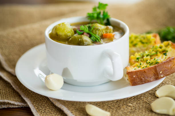 горячий суп с брюссельской капустой, овощами и сухариками, в тарелке. - crouton fried bread vegan food bowl стоковые фото и изображения