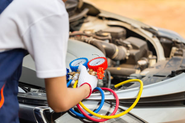 reparador segurando ferramenta de monitor para verificar e sistema de ar condicionado de carro fixo, técnico homem verificar carro sistema de ar condicionado recarga de refrigerante, reparação de ar condicionado - gauge car motor vehicle heat - fotografias e filmes do acervo