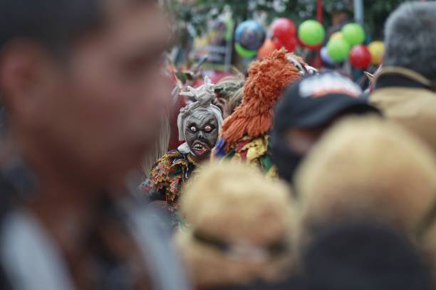 文化カーニバルで一般的にpocongと呼ばれるインドネシアのゴーストマスク - carnival costume mask masquerade mask ストックフォトと画像