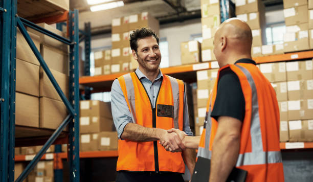 Handshake, factory and business men in warehouse, manufacturing or supply chain industry for teamwork. Logistics b2b, industrial meeting and people shaking hands for package deal or stock agreement apretón de manos, fábrica y hombres de negocios en la industria de almacenes, fabricación o cadena de suministro para el trabajo en equipo. logística b2b, reunión industrial y personas dándose la mano para un acuerdo de paquete o un acuerdo de stock