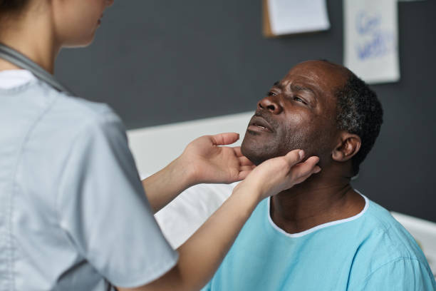 患者の喉を検査する看護師 - visit hospital patient senior adult ストックフォトと画像