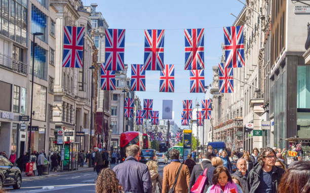 оксфорд-стрит с флагами и транспарантами юнион джек, лондон, великобритания - british flag london england flag british culture стоковые фото и изображения