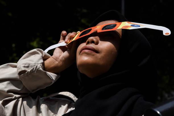 hybrid solar eclipse in bandung,indonesia - eclipse imagens e fotografias de stock