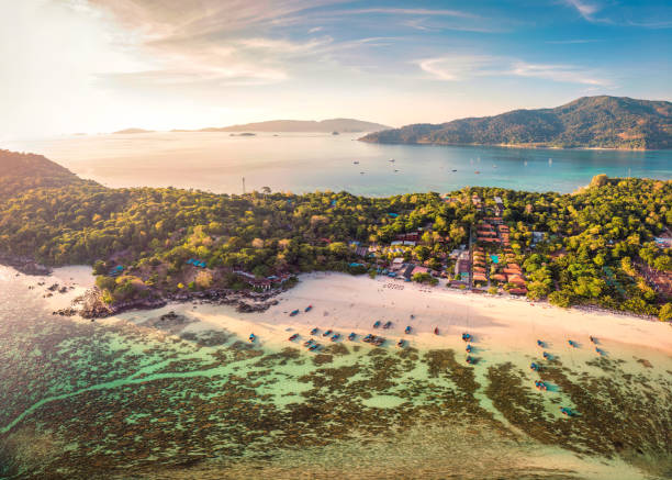 Beautiful Koh lipe island with tropical sea, fishing boat and resort on the beach in summer vacation at the sunset Panorama aerial view of beautiful Koh lipe island with tropical sea, fishing boat and resort on the beach in summer vacation at the sunset. Satun, Thailand satun province stock pictures, royalty-free photos & images